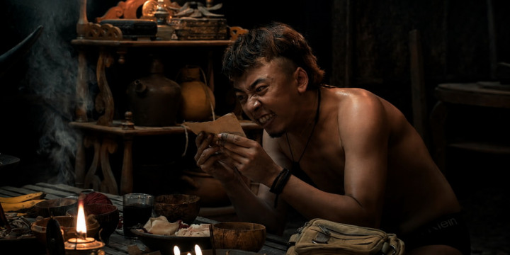 Ritual Berbahaya Fajar Nugra demi Merebut Hati Wanita di Film Pemikat Jiwa