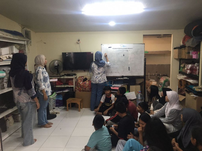 Kegiatan belajar didampingi oleh para relawan muda yang secara rutin hadir untuk membimbing peserta didik. Dok. Ist