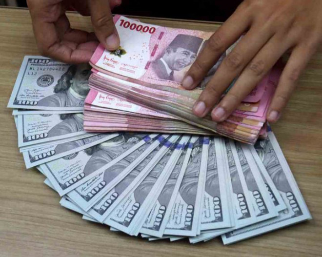 Mata uang rupiah kembali melemah. Foto: MI. 