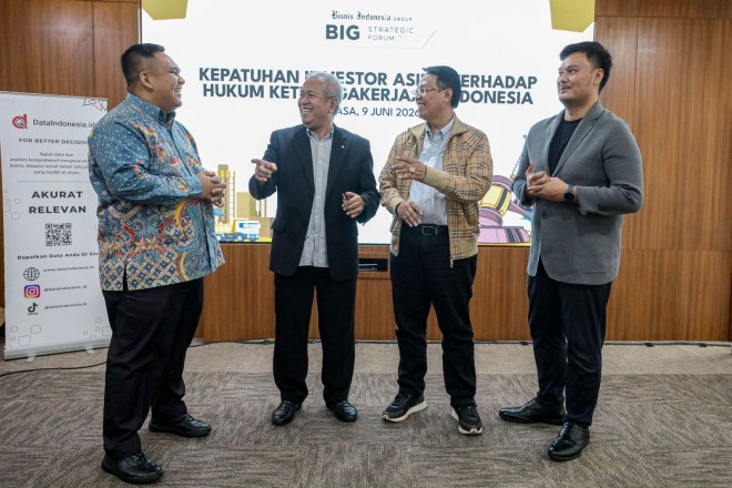 : Direktur Penyelesaian Perselisihan Hubungan Industrial Direktorat Jenderal Pembinaan Hubungan dan Jaminan Sosial Tenaga Kerja Kementerian Ketenagakerjaan Arnando J.P. Siregar (dari kiri) bersama Ketua II Perkumpulan Pengajar dan Praktisi Hukum Ketenagak