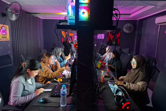 Keseruan ARMY war tiket di warnet kawasan Depok, Jawa Barat (Foto: Medcom/Basuki)