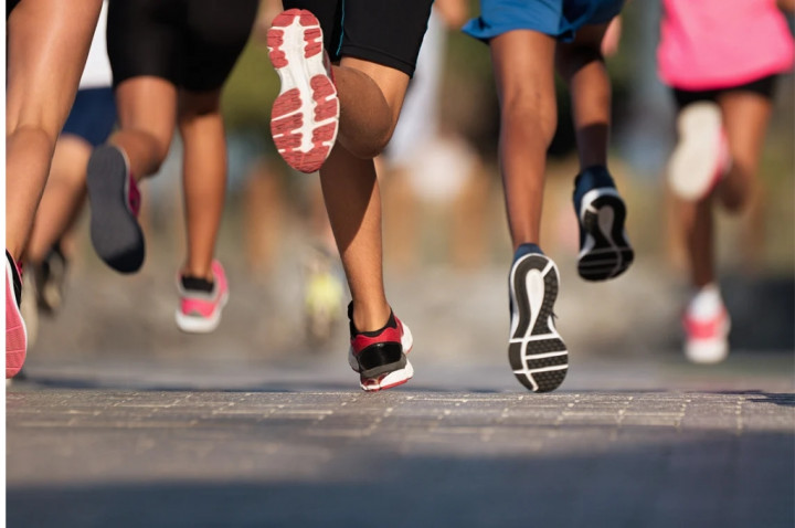 Budget Terbatas? 5 Sepatu Lari Ini Tetap Bikin Kamu Slay di Lintasan!