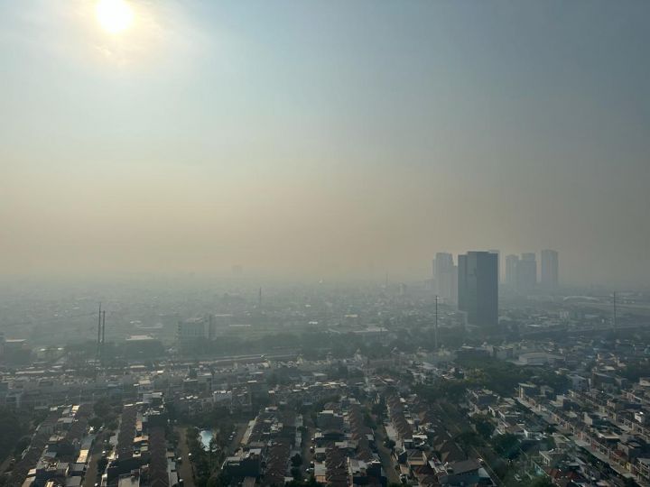 Udara Jakarta Tak Sehat, Warga Disarankan Pakai Masker
