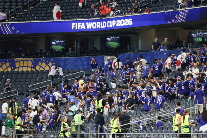 SUPORTER JEPANG CURI PERHATIAN LEWAT AKSI BERSIHKAN TRIBUN USAI PERTANDINGAN PIALA DUNIA