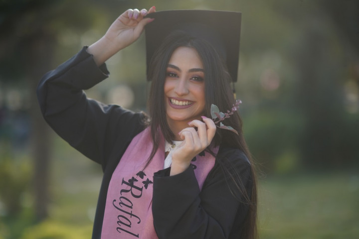 Wisuda Seharian tapi Makeup Tetap Slay? Ini Rahasianya