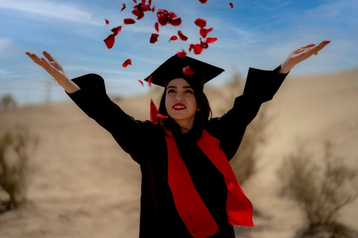 Masih Bingung Makeup Wisuda? 4 Look Ini Bikin Jadi Center of Attention