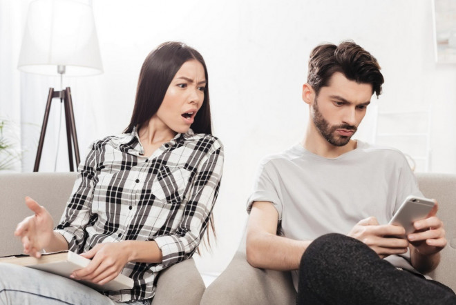 Rasa cemburu sering kali bukan hanya dipicu oleh situasi yang terjadi, tetapi juga oleh cara seseorang menafsirkan situasi tersebut. Ilustrasi Freepik