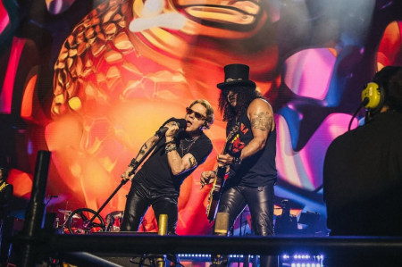 Polisi Buru Pasangan yang Diduga Berhubungan Intim di Konser Guns N' Roses