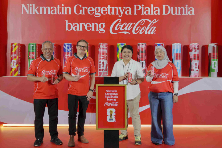Coca-Cola Indonesia Bawa Atmosfer Piala Dunia 2026 ke KRL, Rilis Kaleng Edisi Khusus hingga Lagu Lokal