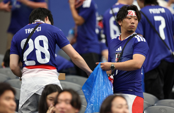 Ironis! Dipuji karena Bersihkan Stadion Piala Dunia, Fans Jepang Malah Menuai Kritik di Negaranya Sendiri