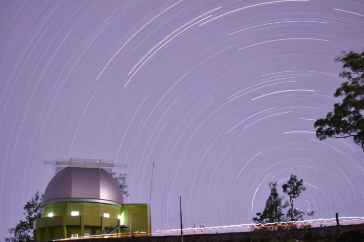 Bukan Gerakan Bintang, Foto Star Trail 10 Jam di NTT Ini Jadi