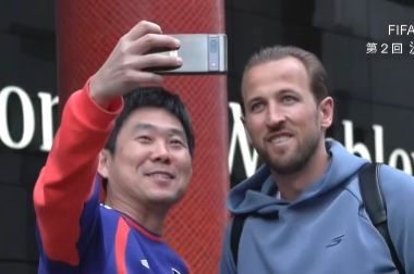 Momen Unik Hajime Moriyasu Ajak Selfie Harry Kane