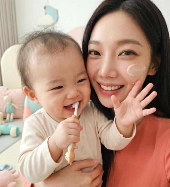  Bayi satu tahun: cek kesehatan gigi dan aktifkan eksplorasi genggaman si kecil.  (Foto: Ilustrasi/Dok. Generate AI)