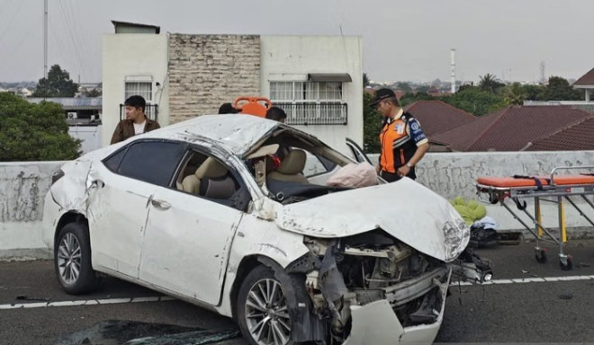 Kondisi mobil yang terlibat kecelakaan beruntun di Tol Becakayu. (Dok. Antara)