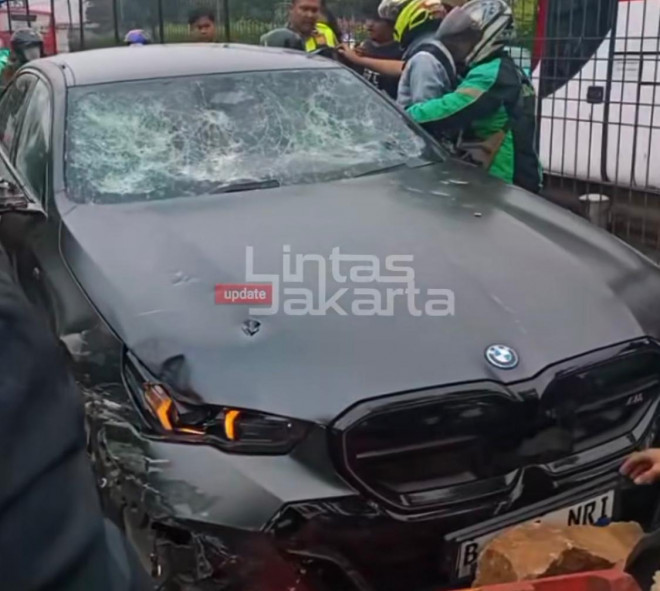 Kondisi mobil BMW usai diamuk massa. tangkapan layar