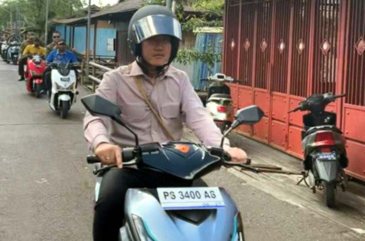 Pemandangan Langka, Gibran Naik Motor Listrik di Papua