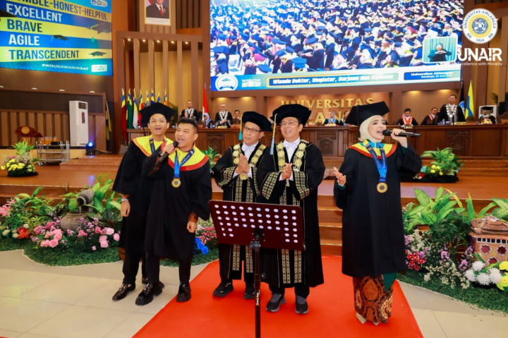 Kompaknya Anang, Ashanty, dan Azriel Wisuda Bareng di Unair! IPK Ashanty Kalahkan Suami dan Anak
