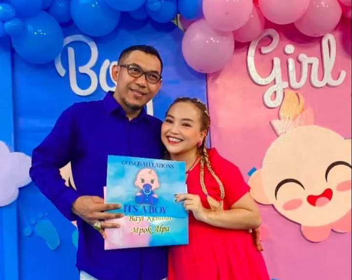 Bikin Nangis, Momen Putra Mpok Alpa Bawa Rapor ke Makam Sang Ibu: Biar Mami Senang!