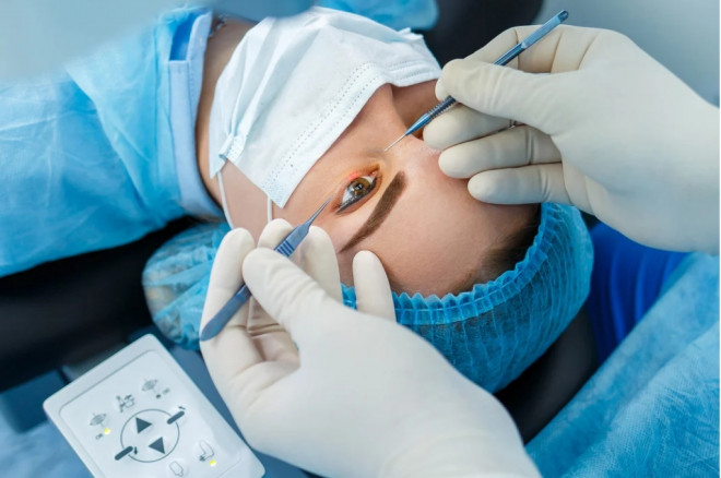 Simak apakah lasik dapat membuat mata normal permanen atau tidak. (Foto: Ilustrasi)