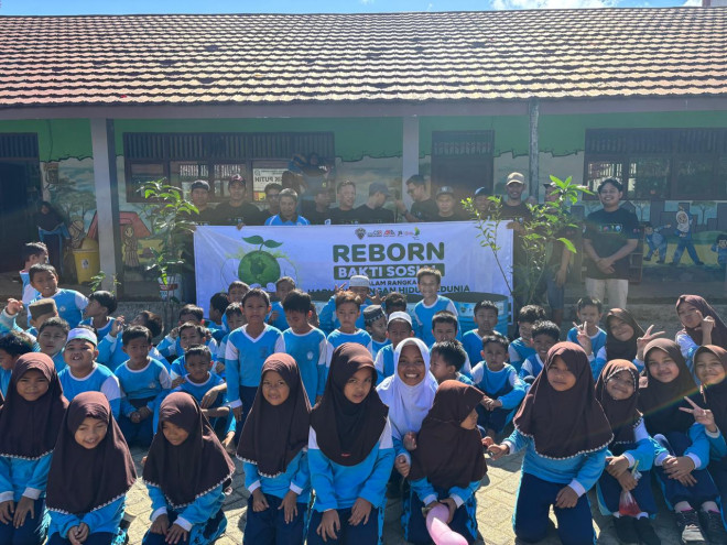 Jhonlin Group bersama Club RX King Batulicin Owner (REBORN) menggelar aksi bakti sosial dan penanaman pohon di SD Negeri 1 Kersik Putih. Foto: Istimewa