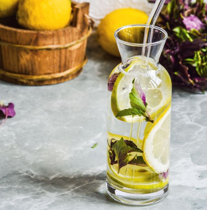  Msana sih yang sebenarnya lebih oke air putih atau air lemon? (Foto: Ilustrasi/Dok. Unsplash.com)
