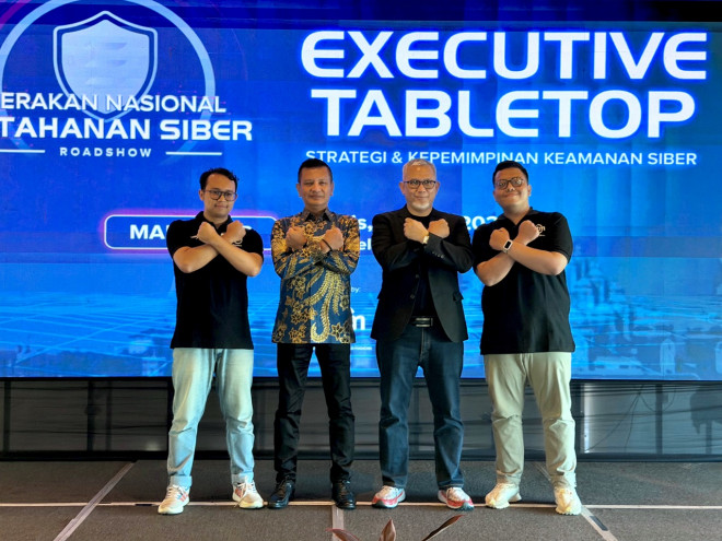 Eko Prasudi Widianto - Direktur (kedua kiri), Eddy Wahyudi - Expert Staff CEO (kedua kanan)
