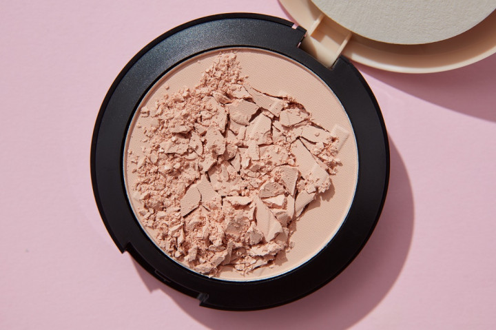 Bye Wajah Medok! Ini 4 Rekomendasi Bedak yang Bikin Complexion Mulus Anti-Cakey