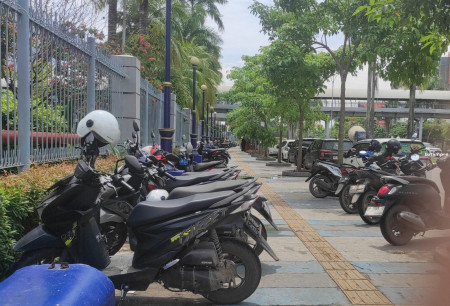 Jangan Bandel! Parkir Sembarangan di Trotoar Bisa Masuk Penjara