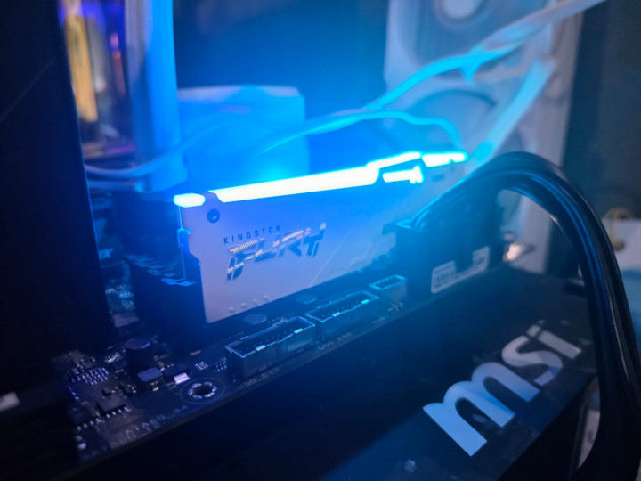 Nyobain RAM Kingston Fury Beast RGB DDR5