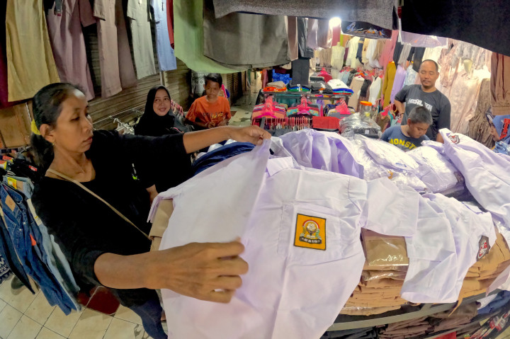 Penjualan Seragam Sekolah Meningkat Jelang Tahun Ajaran Baru