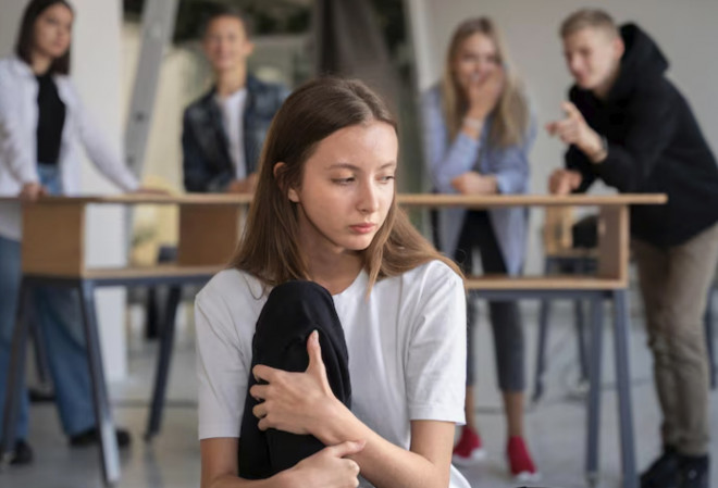 Salah satu alasan seseorang tetap bertahan dalam situasi tersebut alasannya karena, kelompok itu menjadi satu-satunya sumber rasa memiliki. Ilustrasi Freepik