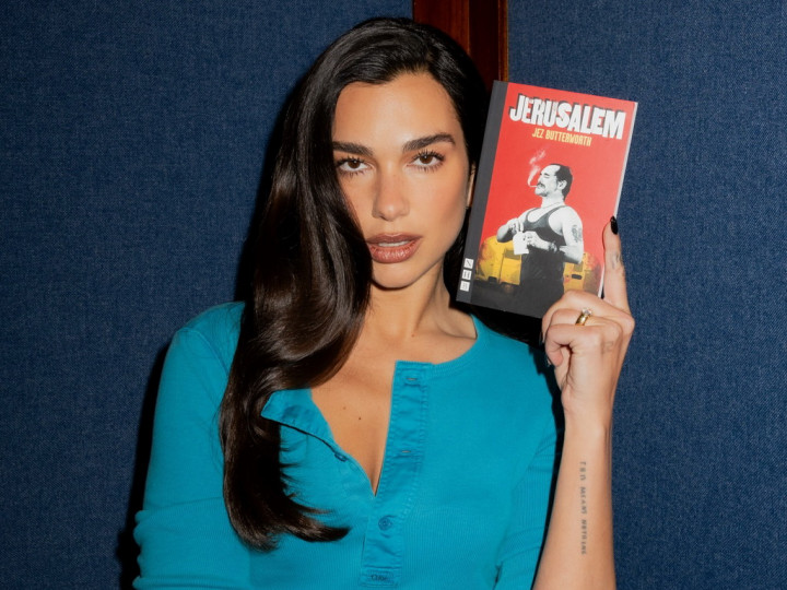Dua Lipa Resmikan Manifesto Library, Perpustakaan Berisi 100 Buku Terlarang