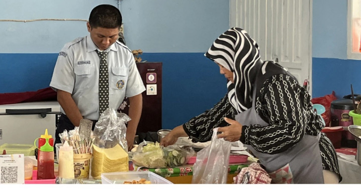 Tolak Nyerah! Anak Penjual Kantin Ini Sukses Tembus UGM Gratis