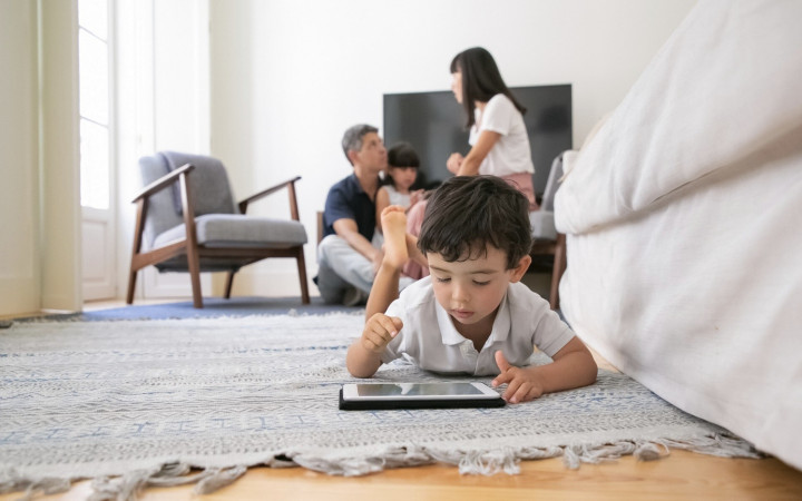 Kebanyakan Main Gadget? Skill Sosial Anak Bisa Ikut Kena Imbas