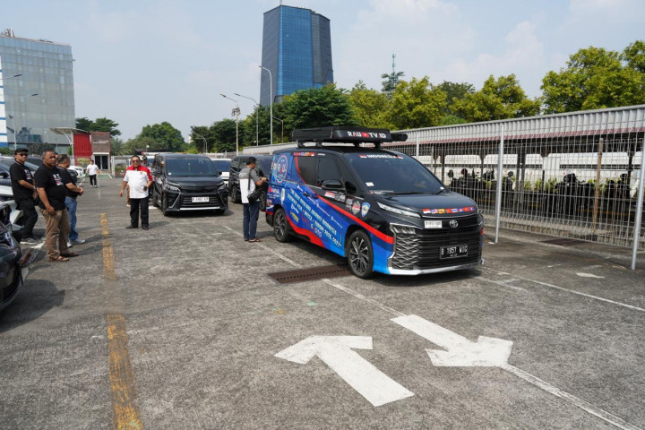 Sepasang Lansia Keliling Dunia Pakai Toyota Voxy
