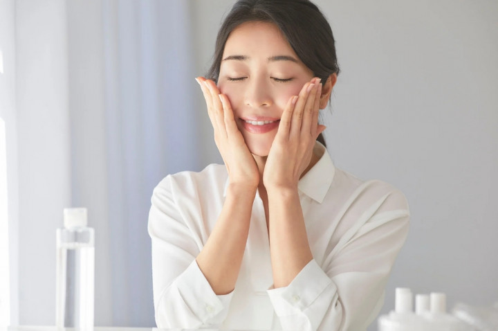 Bye Muka Sembab! Ini Manfaat Cuci Muka Pakai Air Es Buat Hasil Glowing