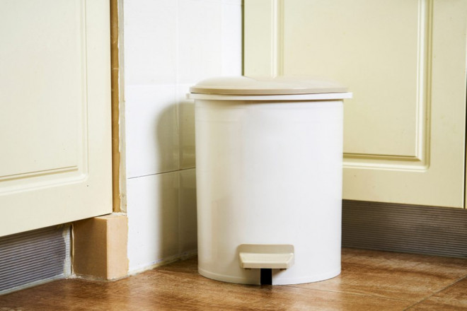 Cara membersihkan tempat sampah di rumah. Foto: Freepik