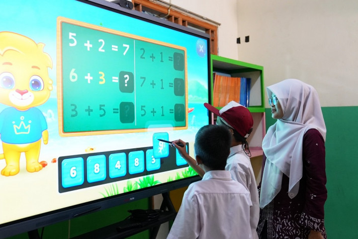 Bikin Siswa Lebih Paham, 288 Ribu Sekolah Terima Papan Interaktif Digital
