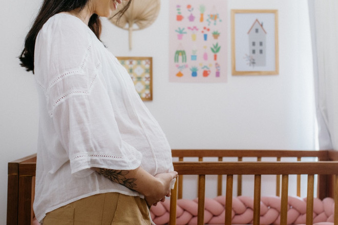 Pada trimester pertama, banyak ibu hamil mengalami morning sickness yang ditandai dengan mual, muntah, dan menurunnya nafsu makan. (Foto: Dok. Pexels.com)