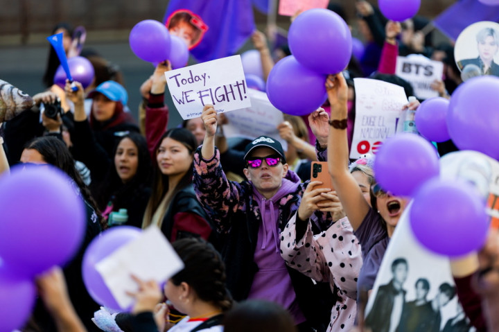 Konser BTS di Cile Terancam Batal, Ratusan ARMY Demo Istana Presiden