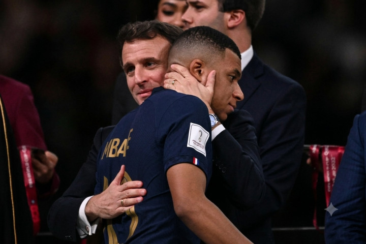 Emmanuel Macron dan Presiden FIFA Bela Kylian Mbappé usai Jadi Korban Komentar Rasis
