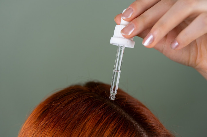 Hack Pakai Hair Oil Biar Rambut Berkilau Estetik, Tanpa Bikin Kulit Kepala Lepek!