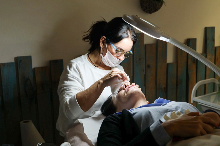 Facial Pakai DNA Salmon, Beneran Bikin Awet Muda atau Cuma FOMO?