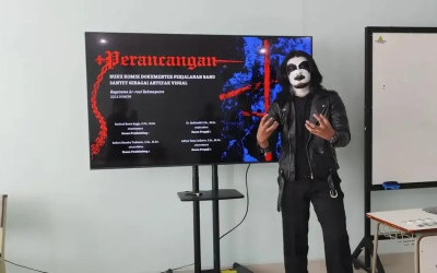 Sangar! Mahasiswa Ini Sidang Tugas Akhir dengan Dandanan Black Metal