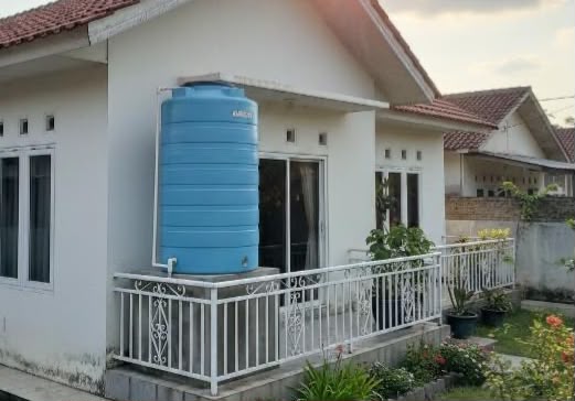 Cara menggunakan toren untuk air PDAM. Foto: AI