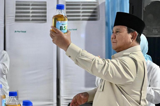 Presiden Prabowo Subianto menunjukkan produk biodiesel B50 saat peluncuran program. Pertamina