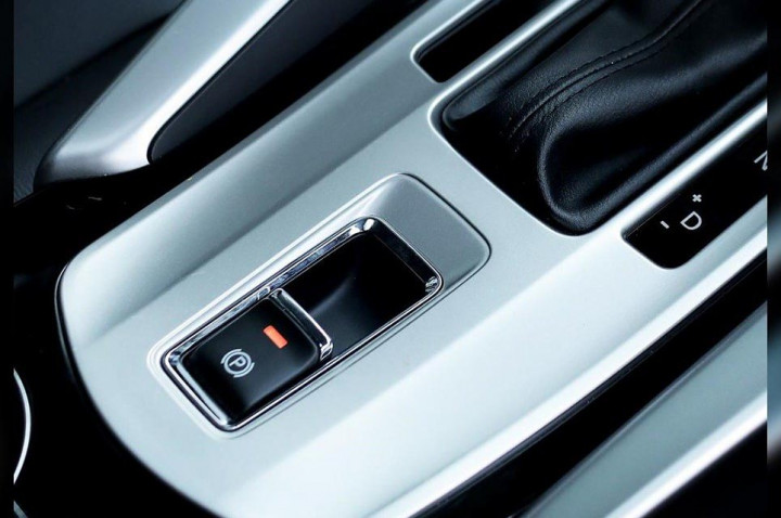 Cara Parkir Paralel dengan Electric Parking Brake, Jangan Sampai Salah