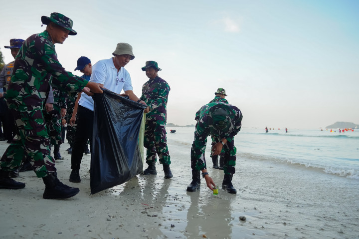 Ribuan Warga Turun ke Pantai, Tak Sekadar Pungut Sampah tapi Bangun Budaya Bersih