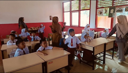 Hari Pertama Sekolah, Siswa SD Rebutan Bangku Depan, Orang Tua: Takut Enggak Kebagian!
