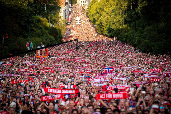 Timnas Norwegia Disambut Bak Juara, Lebih dari 100 Ribu Suporter Padati Oslo